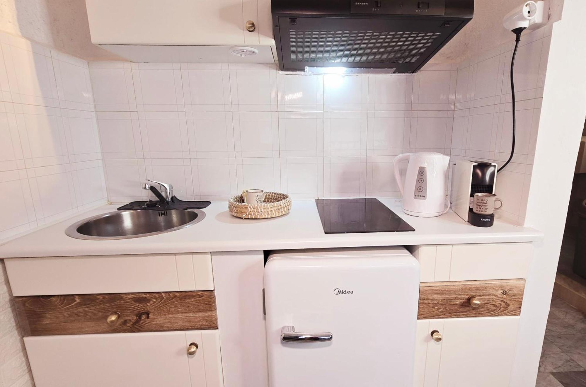 Michele Marie Apts * Agia Pelagia